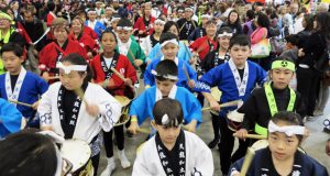 県連日本祭り会場を練り歩く子供たちの太鼓行列。彼らが５０歳代を迎えた時に移民１５０周年は盛大に挙行されるのか