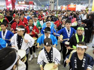 県連日本祭り会場を練り歩く子供たちの太鼓行列。彼らが５０歳代を迎えた時に移民１５０周年は盛大に挙行されるのか