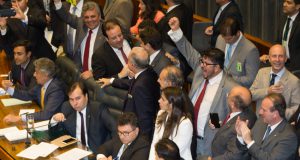 歳出上限法の承認を喜ぶ与党議員達（Lula Marques/AGPT）