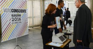 セー駅で「良識をもって投票を」と呼びかける選挙裁判所関係者（Rovena Rosa/Agência Brasil）