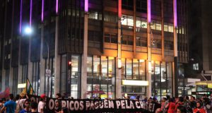 サンパウロ市パウリスタ大通りを進むデモ参加者（Roberto Parizotti/CUT）
