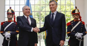 マウリシオ・マクリアルゼンチン大統領（右）と握手するテメル大統領（左）（Beto Barata/PR）