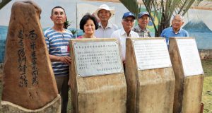 記念碑で記念撮影。左から馬場さんと奥さん、渡辺尊人さん、藤岡さん、小山さん、曽我さん