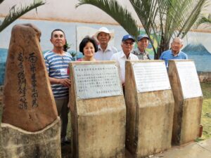 記念碑で記念撮影。左から馬場さんと奥さん、渡辺尊人さん、藤岡さん、小山さん、曽我さん