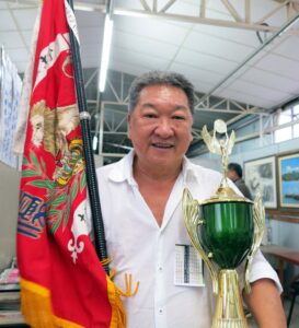 優勝旗と優勝杯を持つ高嶋さん