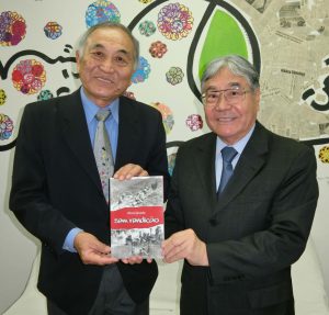 谷口眞一郎和歌山県人会長（左）と平崎靖之会長