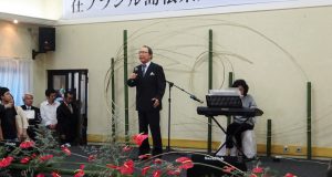 島根県人会館創立60周年記念式典を祝い歌声を披露