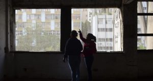 ６月９日街のビルを占拠した人達（Rovena Rosa/Agência Brasil）