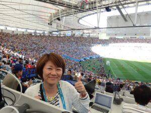 サッカーの試合を取材する岐部大野さん