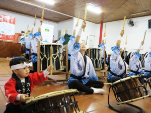 前進太鼓の演技。前列手前の２歳児もお見事！