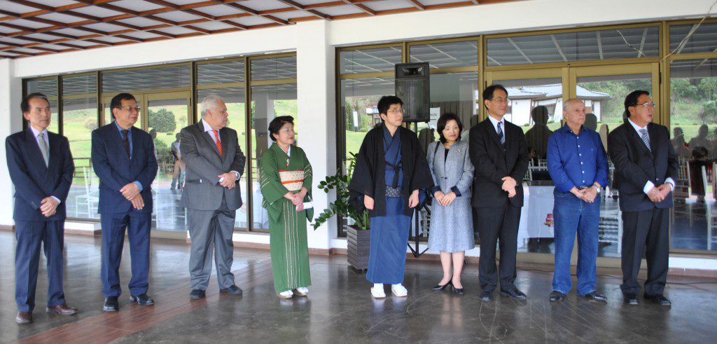 開会式に臨む来賓ら。公園運営は市、文協、企業一体が理想だ（右から埜真会長、クラウジオ副市長、左から２人目が塩崎文協会長）