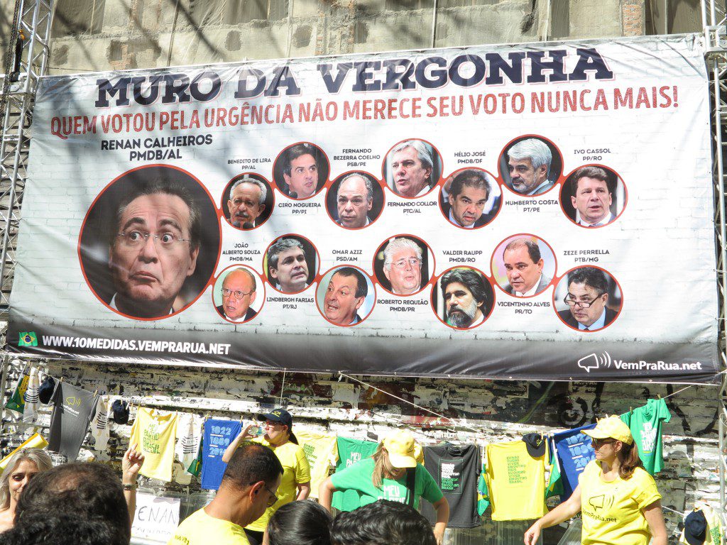 「恥の壁」と名付けられ、今回の標的とされた政治家の顔写真が張り出された