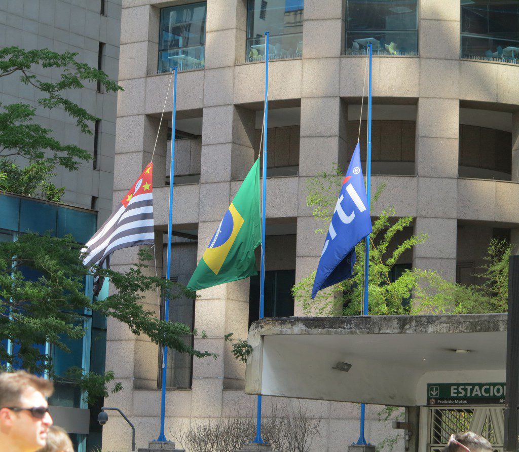 シティバンク社の前の旗は、シャペコエンセ飛行機事故のために半旗掲揚になっていた