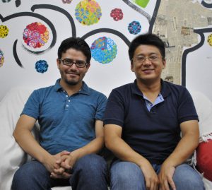 １年間それぞれの研究に努めることになったアルフレッドさん（左）と柴田さん