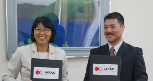 署名式典で喜びを見せる福田会長（左）と岩戸領事