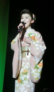 得意の日本舞踊で優雅に舞う小桜さん