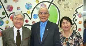 (左から)平崎会長、村上副会長、ことじさん