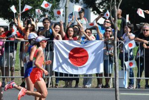街頭からマラソンの日本選手団に声援を届けるリオ在住者