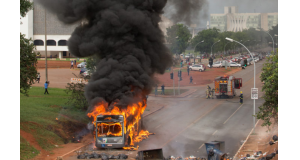 ブラジリアのデモでのバス焼き討ち（Lula Marques/AGPT）