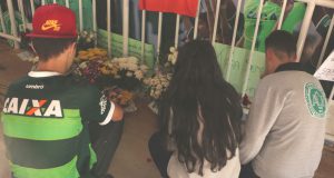 シャペコエンセのホーム・コンダスタジアムで冥福を捧げ献花する市民（Foto: Ralph Quevedo Sentinela24h）