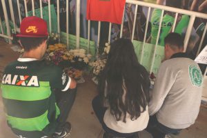 シャペコエンセのホーム・コンダスタジアムで冥福を捧げ献花する市民（Foto: Ralph Quevedo Sentinela24h）