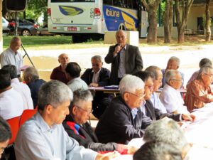 集いの様子（挨拶する山村聖南西会長）