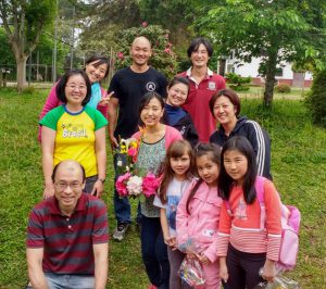 ラーモス日本語学校で生徒や父兄と記念撮影（花を持って中央にいるのが大野さん）