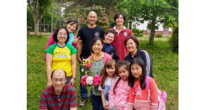 ラーモス日本語学校で生徒や父兄と記念撮影（花を持って中央にいるのが大野さん）