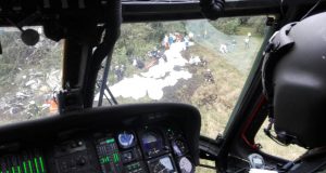 ラミア機の墜落現場に駆け付けるコロンビア空軍のヘリコプター（Foto: Fuerza Aérea Colombiana）