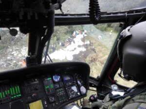 ラミア機の墜落現場に駆け付けるコロンビア空軍のヘリコプター（Foto: Fuerza Aérea Colombiana）