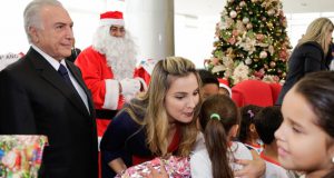 １６日、クリスマス・プレゼントを子供たちに配るテメル大統領夫妻（Marcos Corrêa/PR）