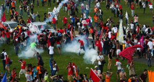 軍警のガス弾を受けるデモ隊（Wilson Dias/Agencia Brasil）