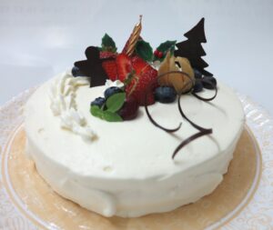 フルーツたっぷりの生クリームケーキ