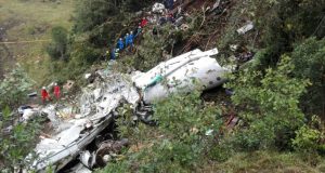 事故から１週間以上が経ち、ブラジル、コロンビア、ボリビア３カ国の合同捜査も開始された（Fuerza Aerea Colombianaコロンビア空軍）