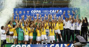 コパ・カイシャで優勝して喜ぶサッカー女子ブラジル代表（Bruno Kelly/ALLSPORTS）