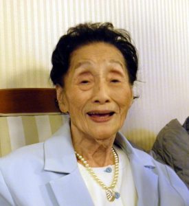 「お喋りも大好き」と微笑む高橋さん（９９歳）