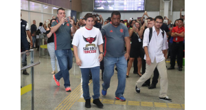 空港でファンの歓迎を受けるフラメンゴ加入が決まったダリオ・コンカ（Gilvan Souza/Flamengo）