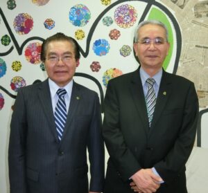 （左から）与儀新会長と菊地前会長