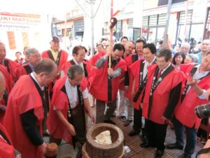 賑わいを見せた餅つき。中前総領事も笑顔で参加した