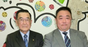 （左から）桜井会長、来伯した保坂講師