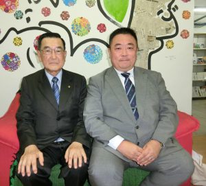 （左から）桜井会長、来伯した保坂講師