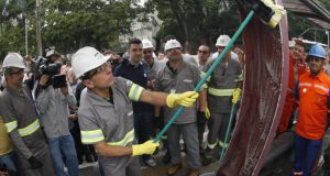 自らも作業する姿をマスコミの前で披露し、サンパウロ市内清掃作戦への支持を訴える、ジョアン・ドリア市長（Cesar Ogata/Secom）