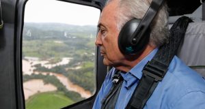 リオ・グランデ・ド・スル州の水害の様子をヘリで視察するテメル大統領（Beto Barata/PR）