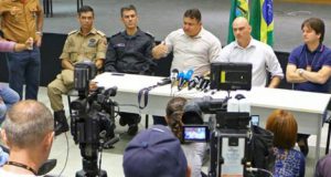 １５日の会見で暴動の首謀者６人を割りだしたと発表するリオ・グランデ・ド・ノルテ州治安当局者達（Divulgação/Assecom RN）