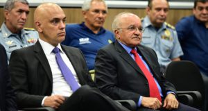 モラエス法相（前列左）と、ジョゼ・メロＡＭ州知事（前列右）（Vitor Souza/SECOM-AM）