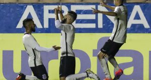 昨年の決勝の再現となったフラメンゴ戦で逆転ゴールを決めて喜ぶデラモーレ（中央）（Rodrigo Gazzanel/Ag. Corinthians）