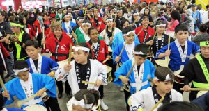 昨年の日本祭りでにぎやかに会場を行進する太鼓の子どもたち