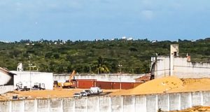 大型コンテナを並べて作られた刑務所内部を隔てる壁＝（Sumaia Villela/Agência Brasil）