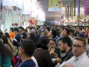 県人会の郷土食ブースにはたくさんの来場者が