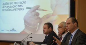 黄熱病に関する発表を行うリカルド・バロス保健相（右端）ら（Marcello Casal Jr./Agência Brasil、18/01/2017）